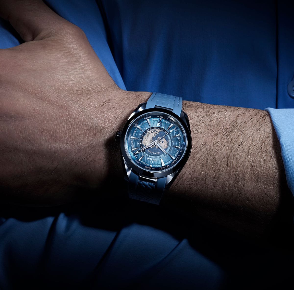 Omega Aqua Terra Worldtimer na ruci