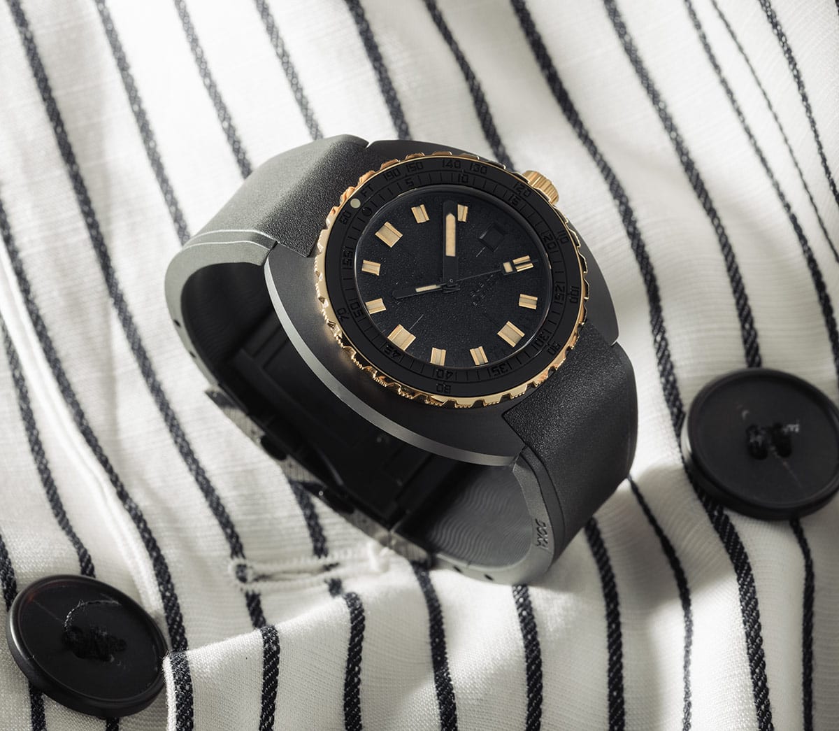 DOXA SUB 300 Beta Sharkhunter 830.20.101 03