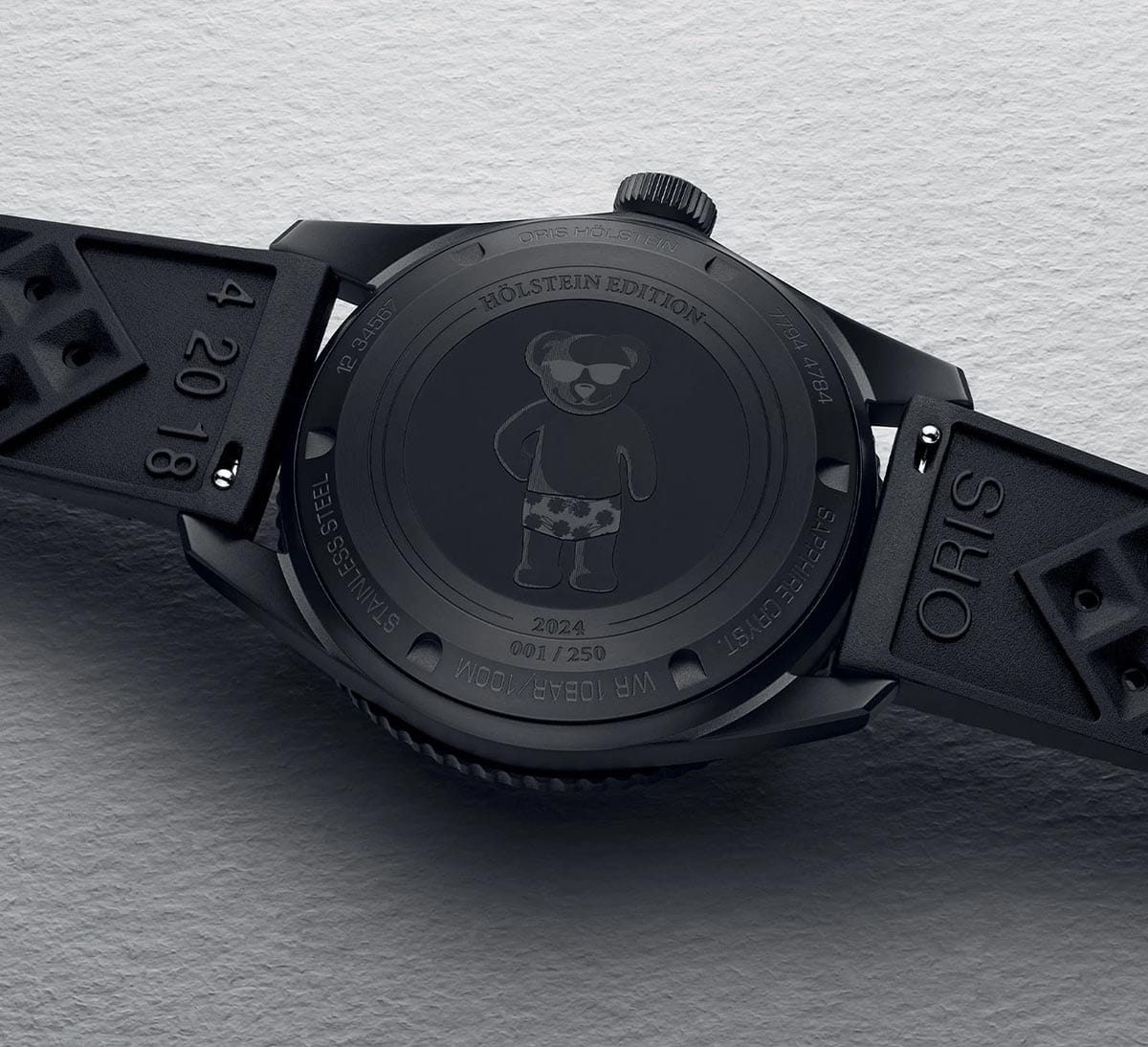 Oris Holstein Edition 2024 Black DLC Divers Sixty Five Calibre 400 pozadina