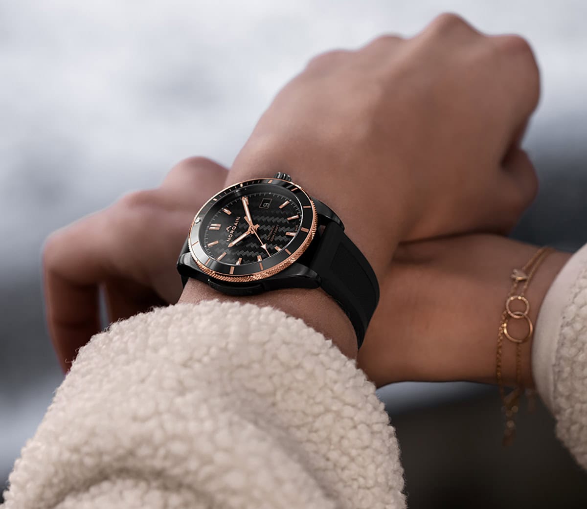 Norqain Adventure Sport 37mm DLC Gold na ruci2