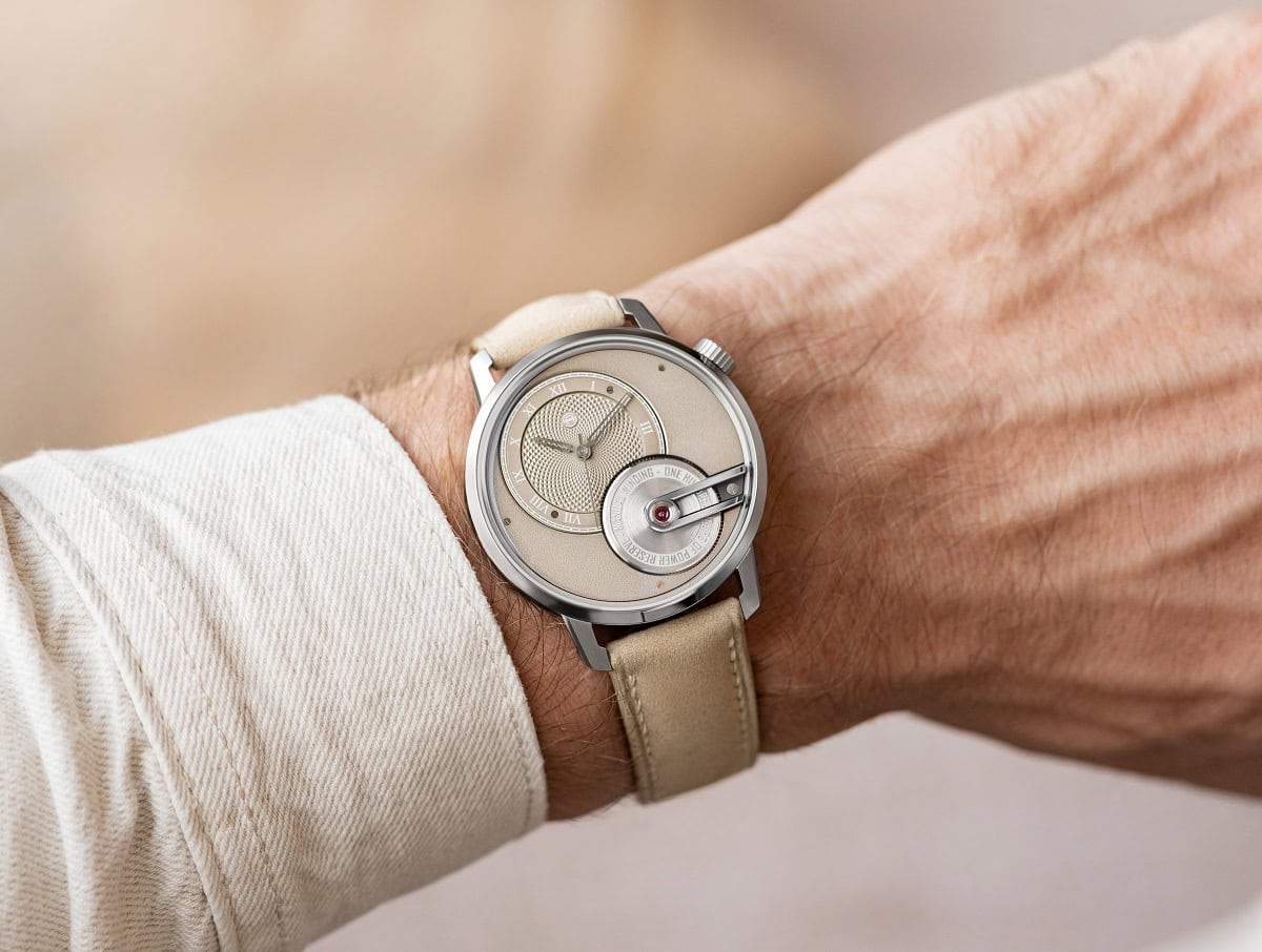 Armin Strom Tribute 1 Sandstein na ruci